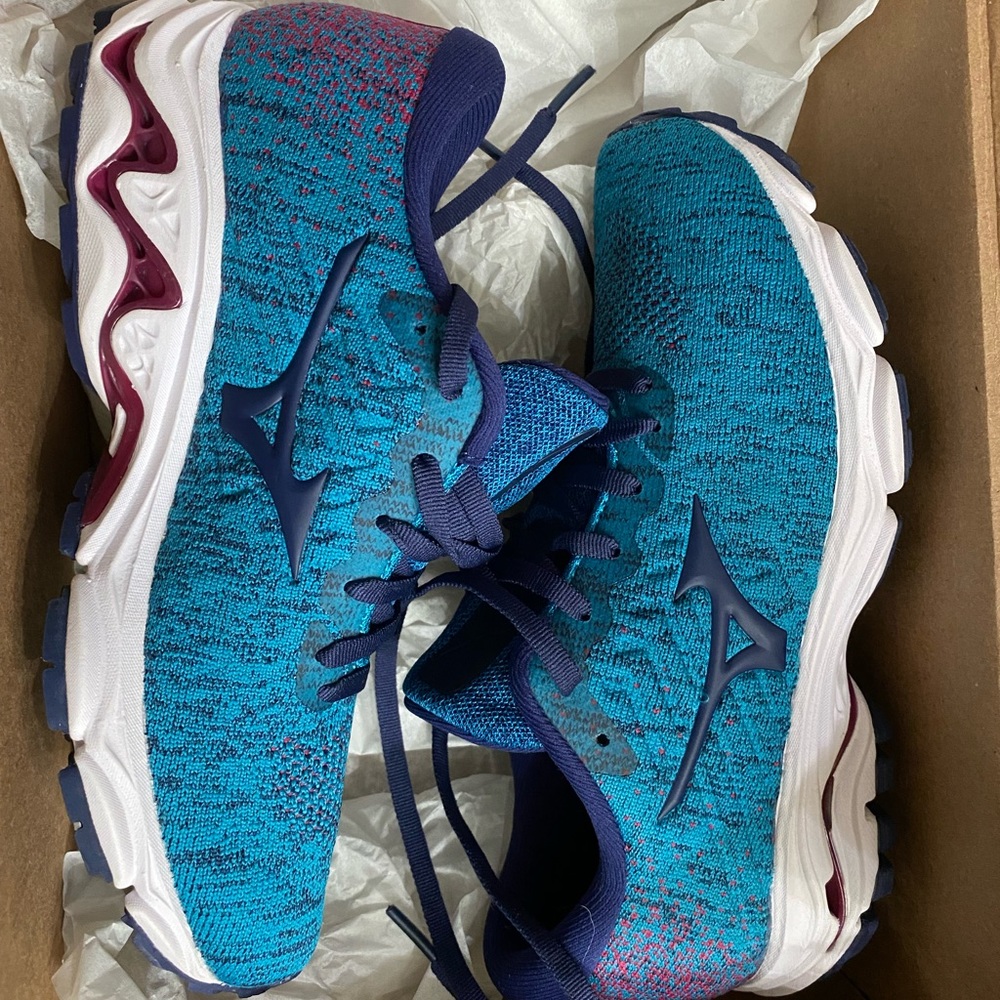 Womens 6.5 Mizuno running shoes